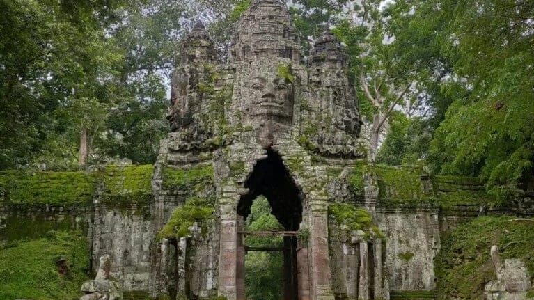 Puerta Norte De Angkor Thom Muy Verde
