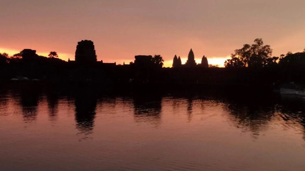 angkor-wat-amanecerreflejo-de-afuera | Guías de Angkor angkor-wat-amanecerreflejo-de-afuera | Guías de Angkor