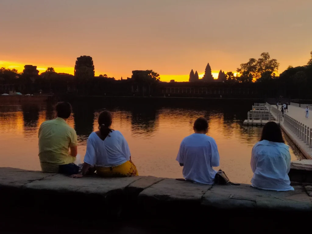 guias locales en camboya - tour al amanecer en Angkor Wat con grupo pequeño