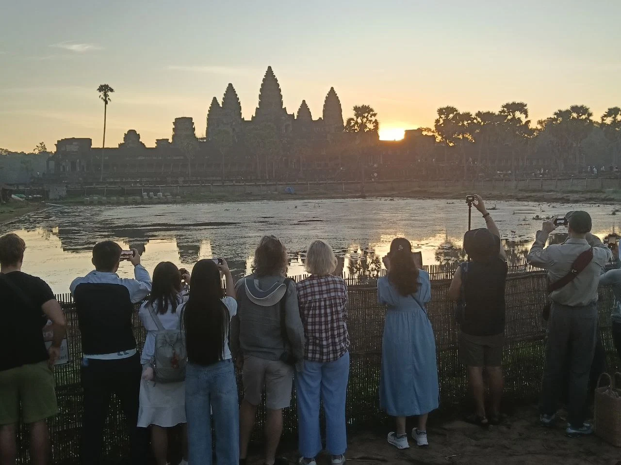 Grupo en tour privado en español Angkor Wat con guía local en Siem Reap