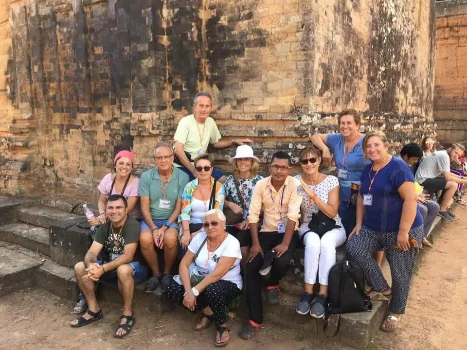 tours en español siem reap - guía local explicando historia a viajeros en Angkor