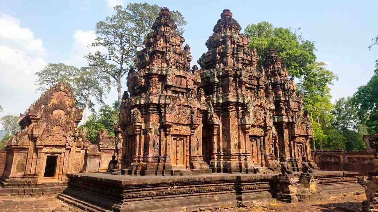 Templo Banteay Srei piedra rosa excursión con guías locales en español Camboya