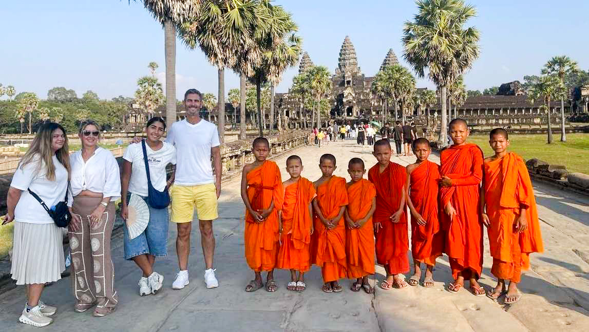 Monjes budistas en Angkor Wat durante tour privado en español con guía local Siem Reap