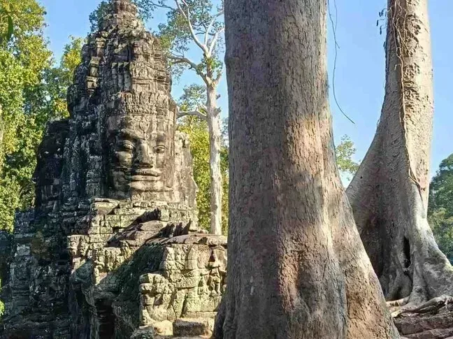 Caras de piedra del Templo Bayon en tour en español Angkor Wat Siem Reap