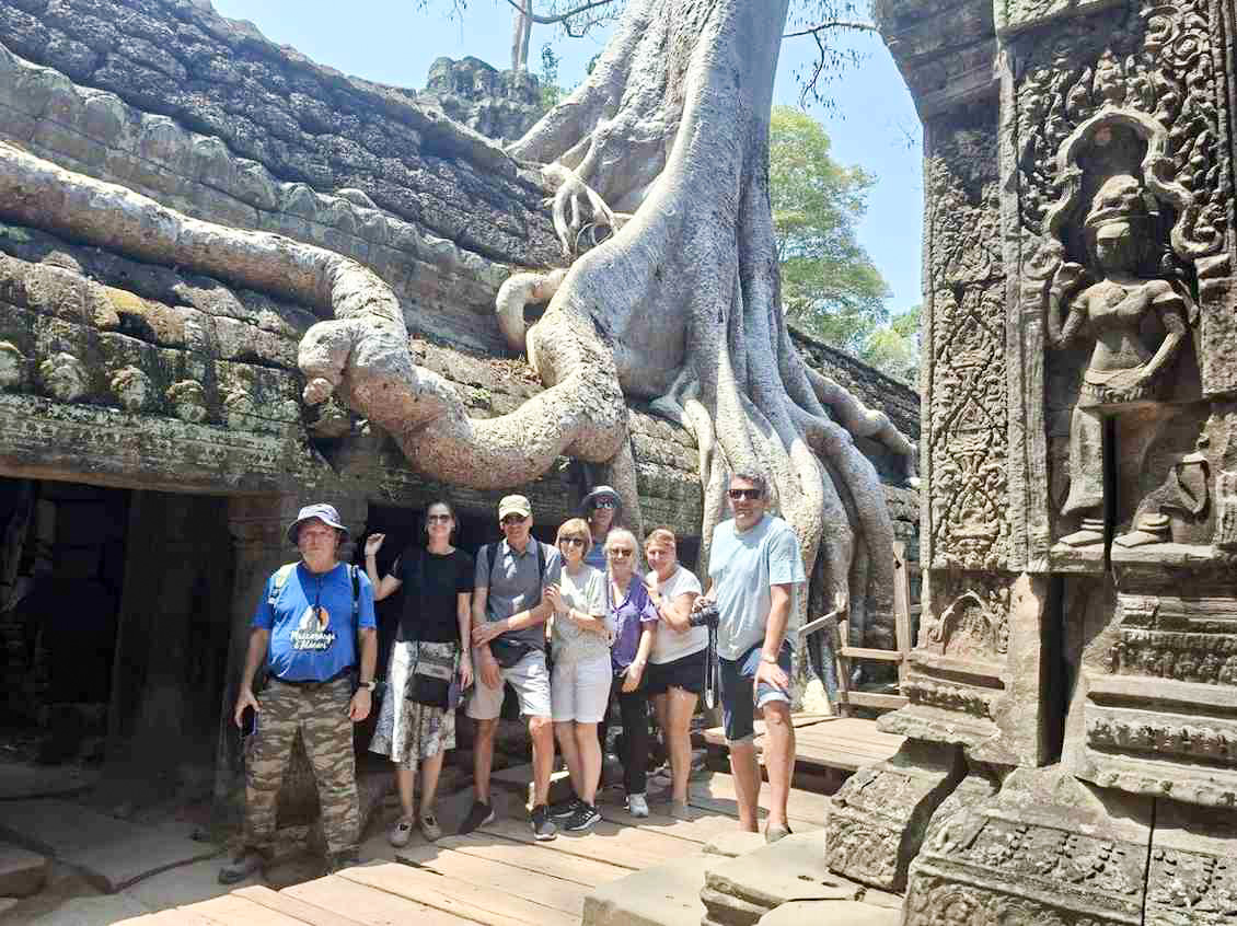 Guía local explicando historia jemer durante tour privado en español Angkor Wat