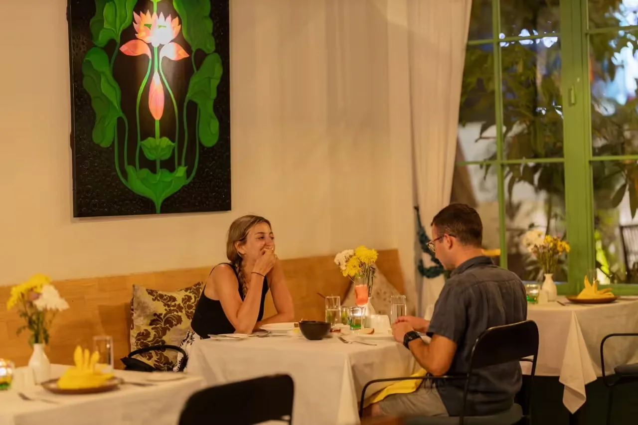 Inicio cenando en restaurante jomno