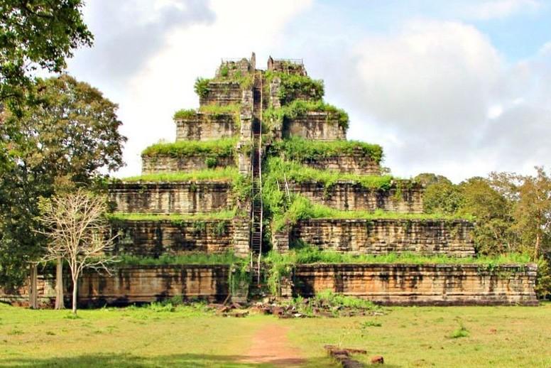 tour angkor 4 dias - pirámide de Koh Ker con guía hispanohablante