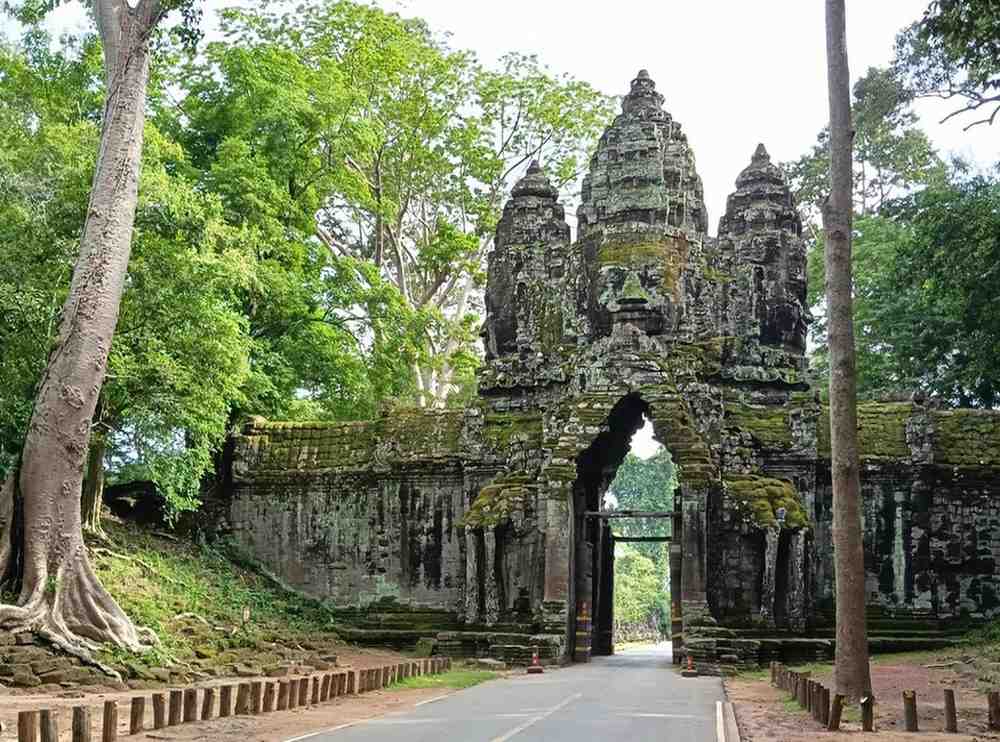 Inicio Caras de piedra en la Puerta Norte de Angkor Thom, tours privados Camboya