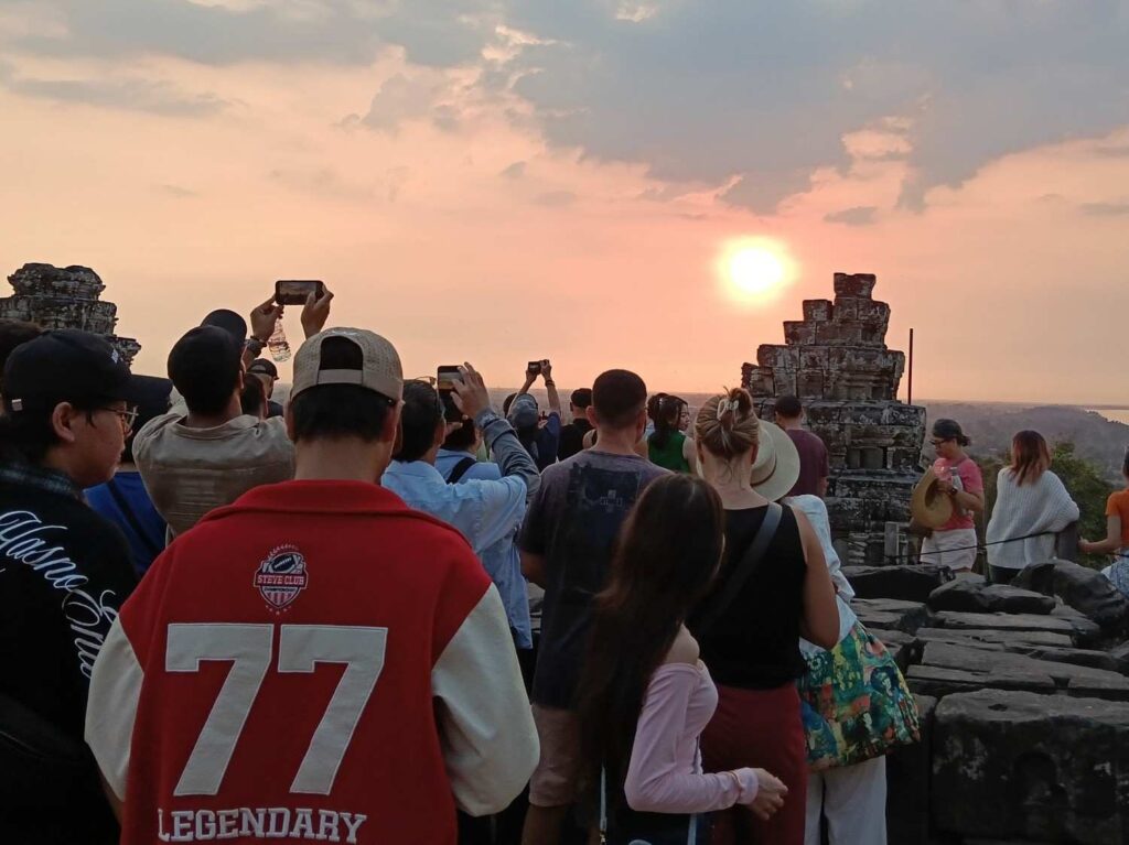 phnom bakheng al atardecer | tours privados en Camboya, guía en español Angkor Wat, visado Camboya españoles, angkor tou