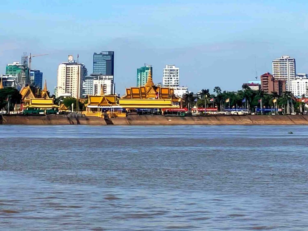 phnom-penh-vista-del-mekong | Guías de Angkor