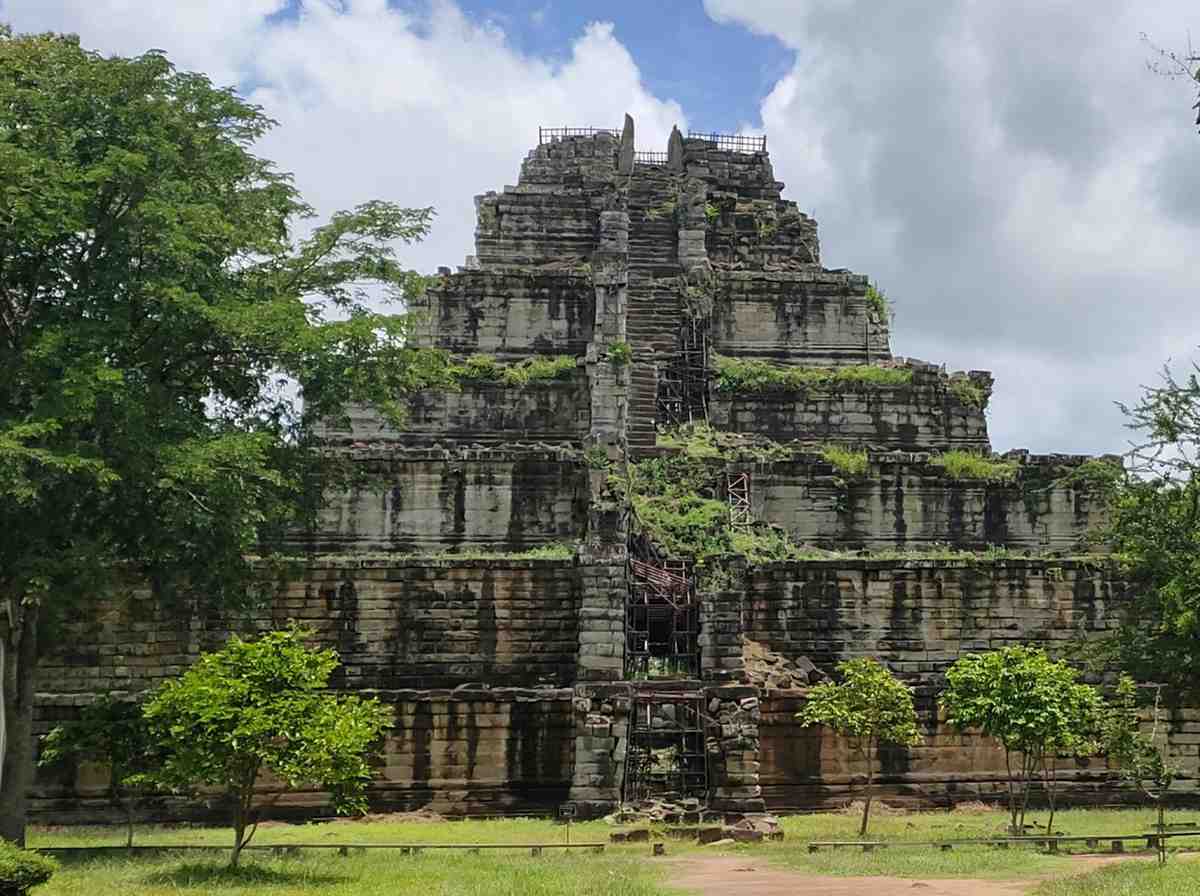 Inicio Vista de Koh Ker, templo pirámide, tours privados Camboya
