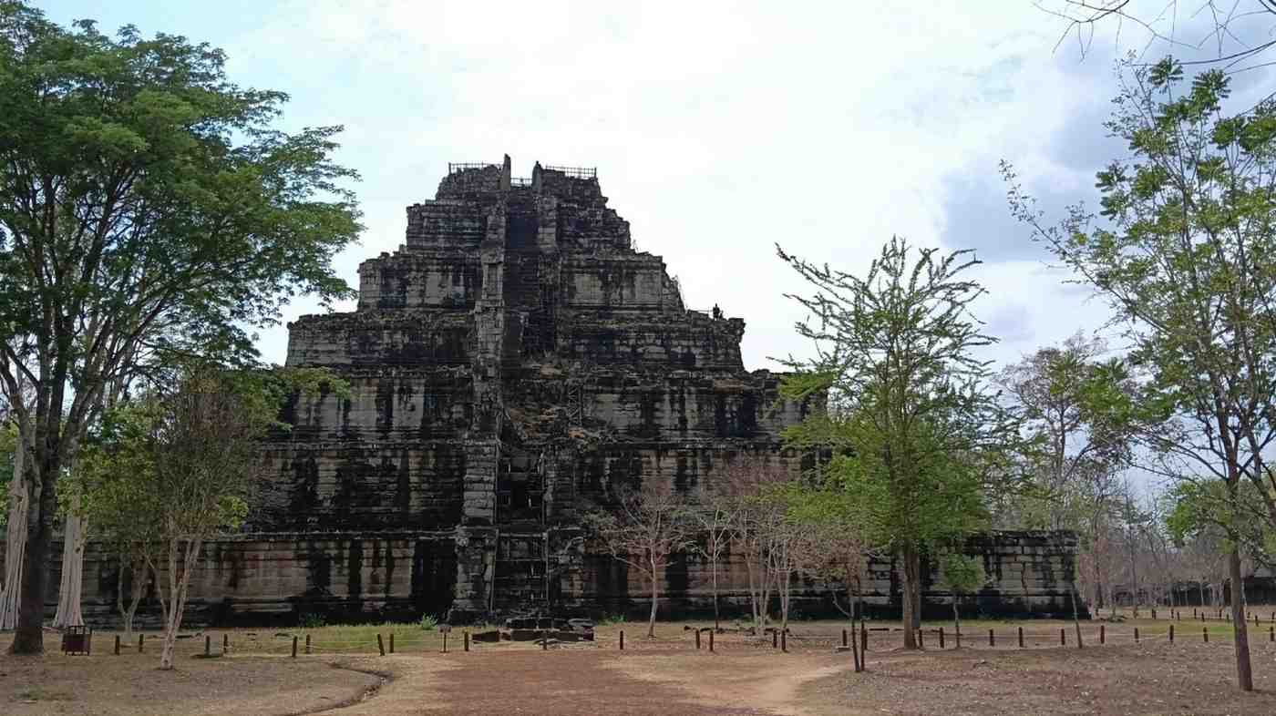 Pirámide Prasat Thom Koh Ker tour 8 días Tonle Sap español
